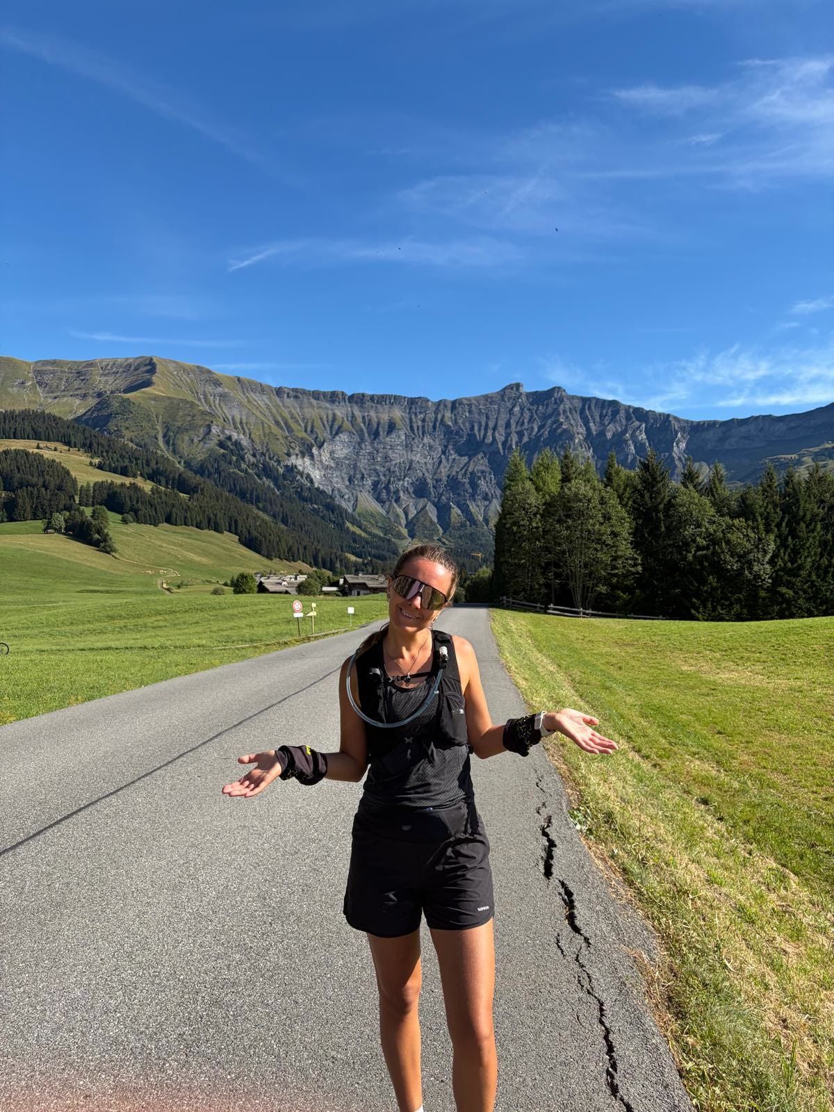 Randonnée en montagne au-dessus du lac